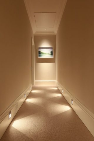 Il fondo del corridoio illuminato