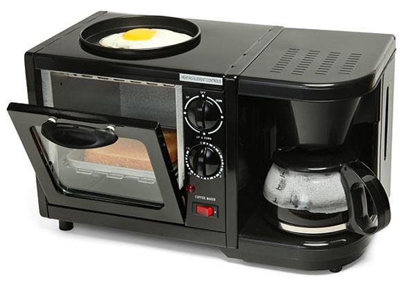 Macchina per il caffè, tostapane, e padella