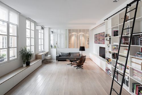 Un atelier ristrutturato in appartamento moderno, nel cuore di Parigi