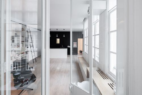 Un atelier ristrutturato in appartamento moderno, nel cuore di Parigi