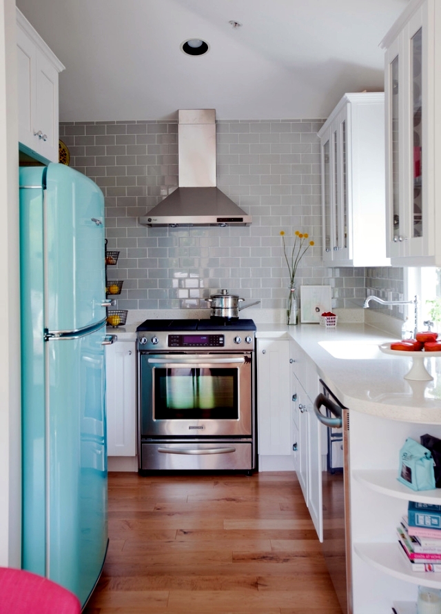 Retro Bosch refrigerator brings color to the kitchen. | Interior Design ...