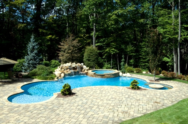 Swimming pool in the garden build - tips that will help you plan