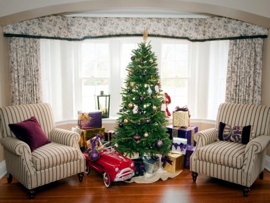 Evocative Christmas tree decoration for traditionalists