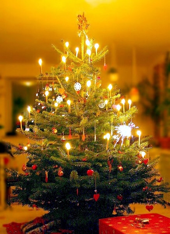 Evocative Christmas tree decoration for traditionalists