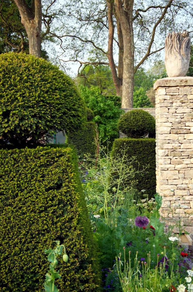Spring Court – cut bushes, shrubs and hedges in spring | Interior ...