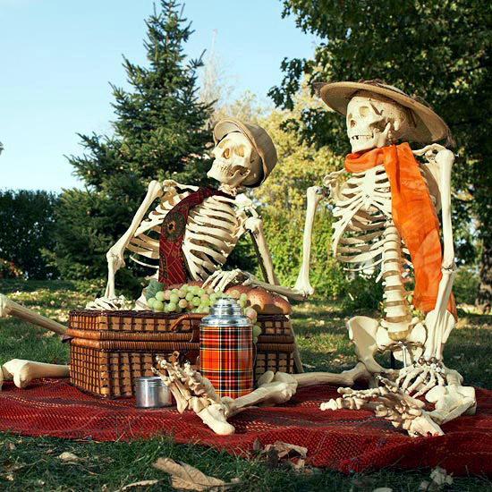 halloween-garden-decorations-ideas-with-skeletons-skulls-and-bones-2-2031797998.jpg