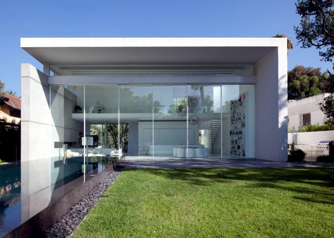 Modern house of glass veschmilzt the border between inside and outside
