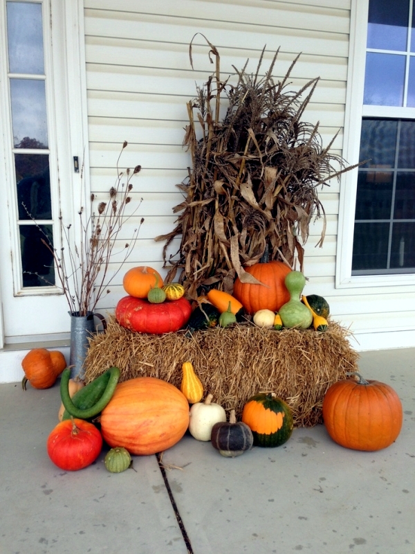 Outdoor decorations for fall – Decorate the entrance seasonal ...